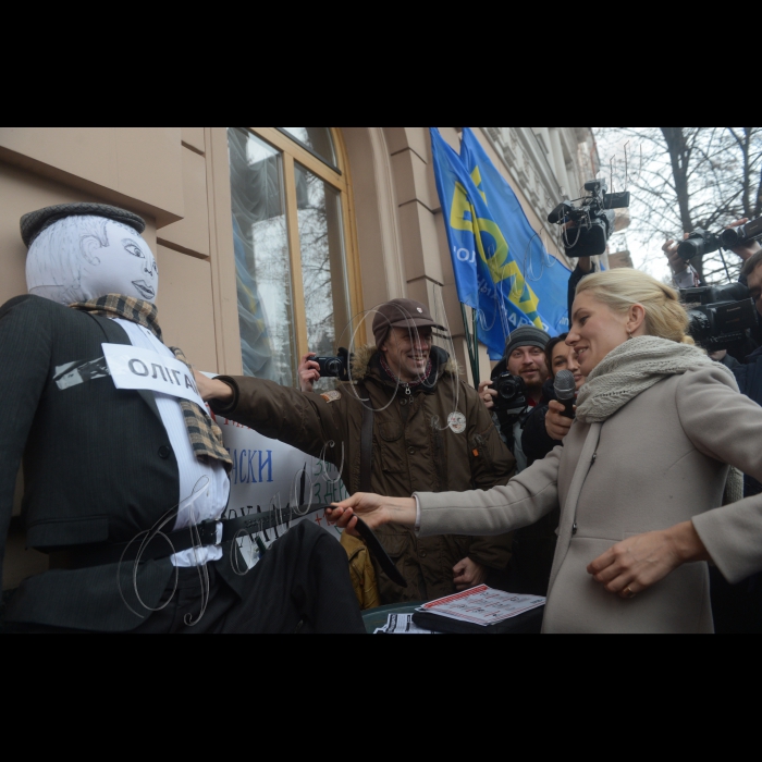 22 грудня 2014. Біля комітетів  Верховної Ради  України  відбулася акція «Олігархи мусять заплатити!». Мета акції – внесення у порядок денний пакету Антиолігархічних законопроектів, які додатково поповнять Державний бюджет на 100 мільярдів гривень. Це законопроекти №1492 щодо скасування податкових пільг олігархам, №1493 щодо підвищення ставки плати за користування надрами, №1491 щодо виплати дивідендів та кворуму загальних зборів акціонерних товариств, №1127 щодо уточнення деяких положень, що регулюють порядок здійснення державних закупівель