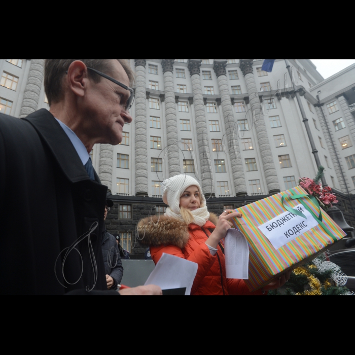 17 грудня 2014. Біля КМУ відбулася акція «Прозоре формування бюджету – найкращий новорічний подарунок». Представники Реанімаційного Пакету Реформ презентували урядову «йолку» спеціально для Кабінету Міністрів України та його очільника Арсенія Яценюка. Експерти та активісти громадськості продемонструють, що насправді являють собою святкові подарунки від Кабміну та що ховається за яскравими обгортками.