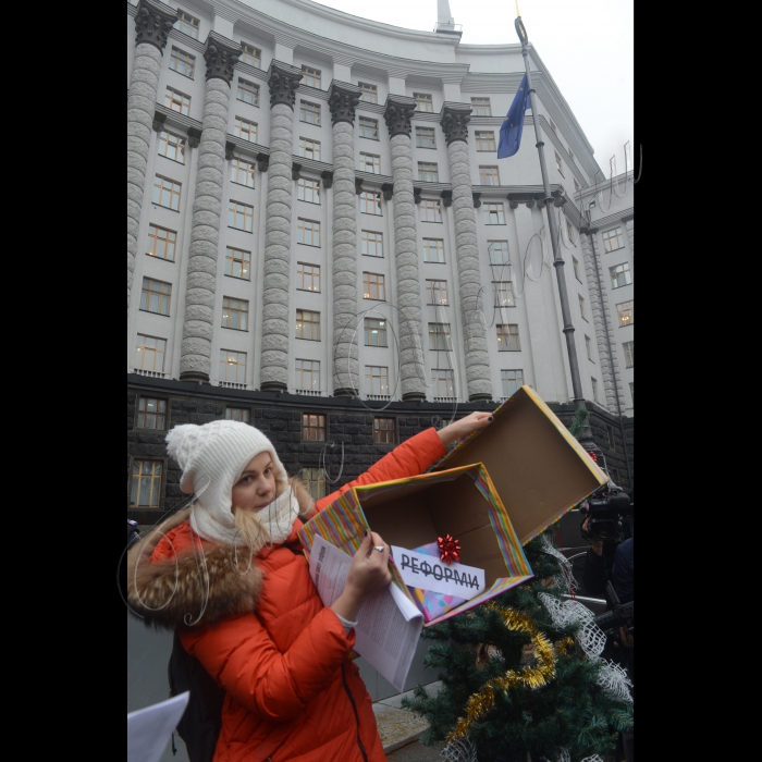 17 грудня 2014. Біля КМУ відбулася акція «Прозоре формування бюджету – найкращий новорічний подарунок». Представники Реанімаційного Пакету Реформ презентували урядову «йолку» спеціально для Кабінету Міністрів України та його очільника Арсенія Яценюка. Експерти та активісти громадськості продемонструють, що насправді являють собою святкові подарунки від Кабміну та що ховається за яскравими обгортками.