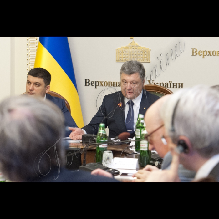 Президент України Петро Порошенко взяв участь у засіданні Конституційної комісії під головуванням Голови ВР України Володимира Гройсмана.