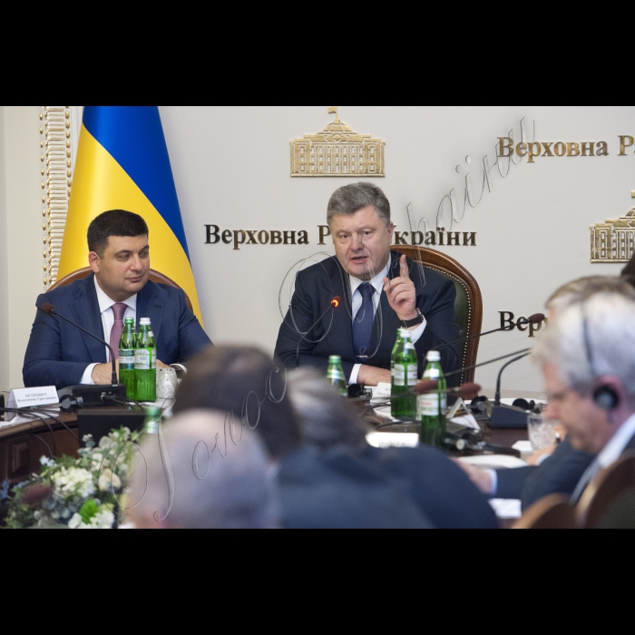 Президент України Петро Порошенко взяв участь у засіданні Конституційної комісії під головуванням Голови ВР України Володимира Гройсмана.