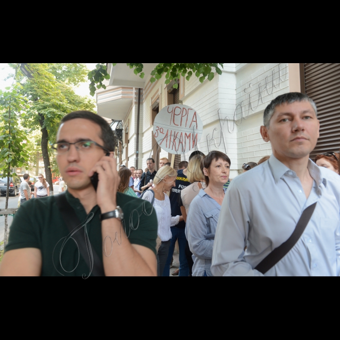 1 липня 2015
Біля КМУ відбулася акція, під час якої більш ніж 200 пацієнтів вишикувалися в чергу за лікуванням до Кабінету Міністрів України. Причина – МОЗ досі не закупив ліки, а Кабмін не проконтролював виконання державних програм з лікування, через що 30 тис. ВІЛ-інфікованих українців залишилися напризволяще