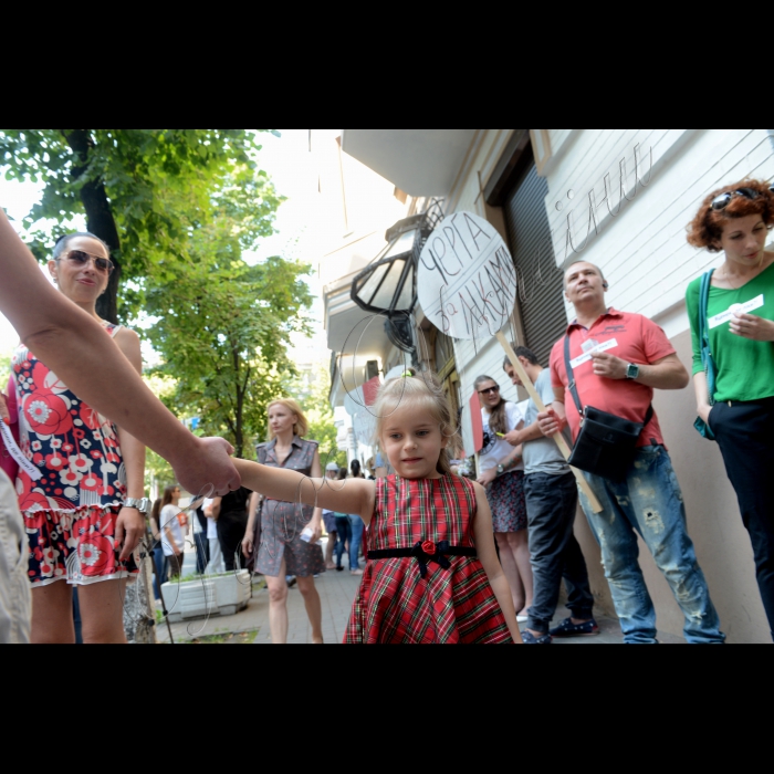 1 липня 2015
Біля КМУ відбулася акція, під час якої більш ніж 200 пацієнтів вишикувалися в чергу за лікуванням до Кабінету Міністрів України. Причина – МОЗ досі не закупив ліки, а Кабмін не проконтролював виконання державних програм з лікування, через що 30 тис. ВІЛ-інфікованих українців залишилися напризволяще