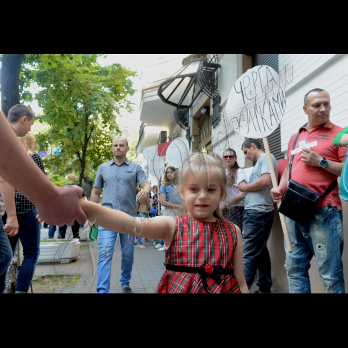 1 липня 2015
Біля КМУ відбулася акція, під час якої більш ніж 200 пацієнтів вишикувалися в чергу за лікуванням до Кабінету Міністрів України. Причина – МОЗ досі не закупив ліки, а Кабмін не проконтролював виконання державних програм з лікування, через що 30 тис. ВІЛ-інфікованих українців залишилися напризволяще