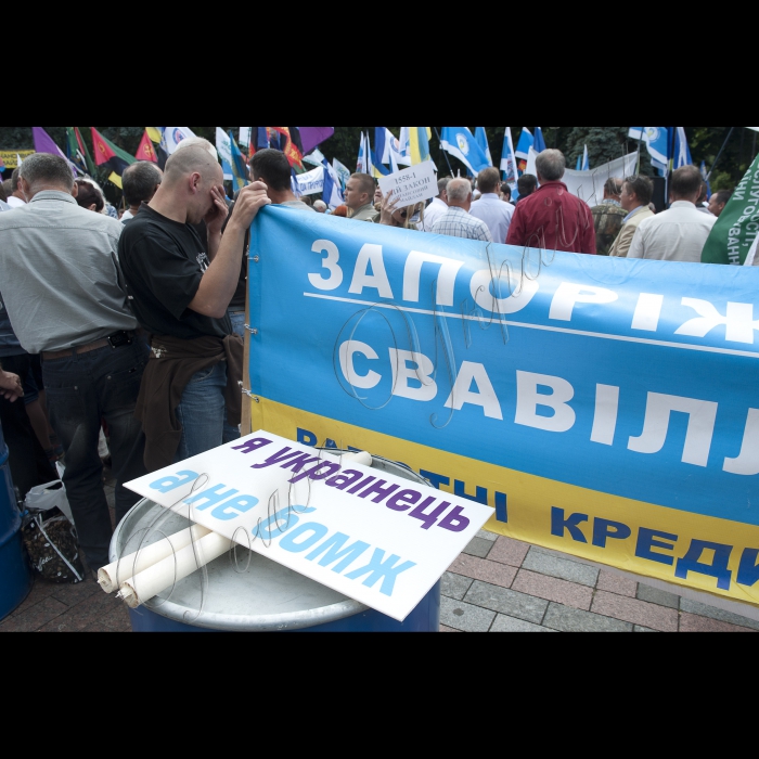 2 липня 2015
Протест представників профспілок України та сільськогосподарських виробників під Верховною Радою України. Сільгоспвиробники вимагають не допустити скасування спецрежиму ПДВ, а представники профспілок - прийняти закони про індексацію зарплат і пенсій.
До пікетувальників також долучились представники «фінансового майдана»