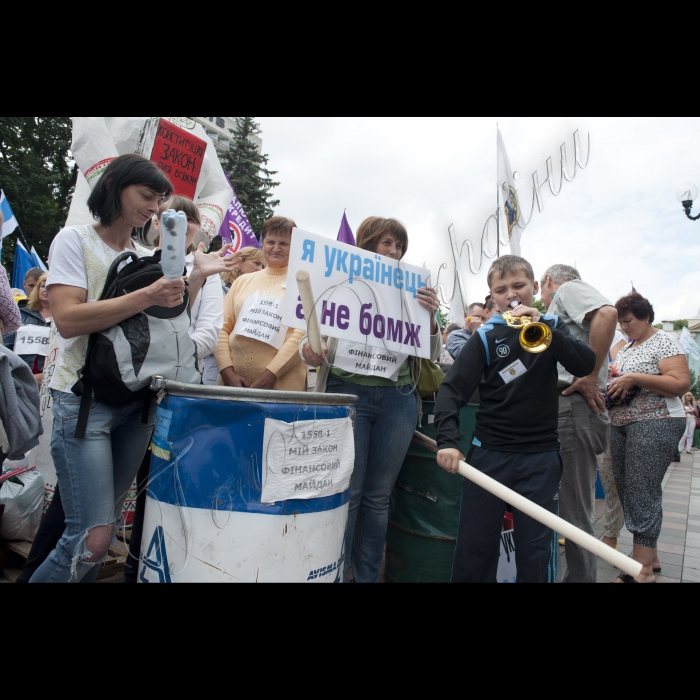 2 липня 2015
Протест представників профспілок України та сільськогосподарських виробників під Верховною Радою України. Сільгоспвиробники вимагають не допустити скасування спецрежиму ПДВ, а представники профспілок - прийняти закони про індексацію зарплат і пенсій.
До пікетувальників також долучились представники «фінансового майдана»