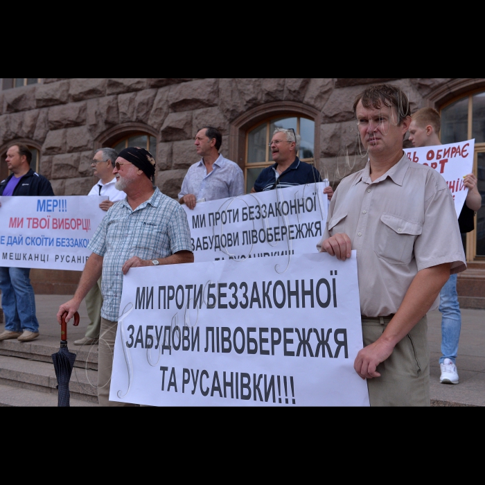 02 липня 2015
Біля КМДА відбулися пікети проти незаконної забудови. Зокрема мешканці Солом’янського району столиці б’ють на сполох: житловий масив Відрадний може втратити єдине місце для відпочинку та безоплатних занять спортом. За їхніми словами, стадіоном Національного авіаційного університету, що на проспекті Комарова, 1, зацікавились забудовники. На місці бігових доріжок та футбольного поля, начебто, планують звести житлові багатоповерхівки. Дивного мало: спортмайданчик розташований упритул до улюбленої «жертви» будівельників – зеленої зони. «Стадіон, взагалі-то, фактично розташований на територію парку відпочинку «Відрадний». Переконаний: з його забудови розпочнеться масштабний наступ на сам парк», -- непокоїться місцевий мешканець Микола. Учора разом із однодумцями він вийшов пікетувати будівлю КМДА і просити депутатів Київради, які саме у той час зібралися на чергове засідання, присікти подібні плани, не відкладаючи питання у пильну шафу.