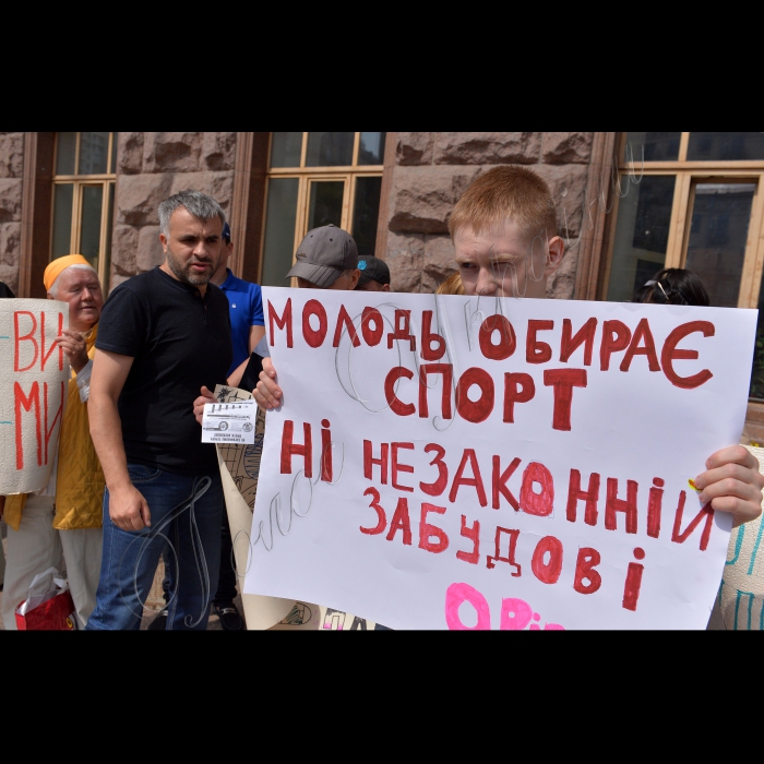 02 липня 2015
Біля КМДА відбулися пікети проти незаконної забудови. Зокрема мешканці Солом’янського району столиці б’ють на сполох: житловий масив Відрадний може втратити єдине місце для відпочинку та безоплатних занять спортом. За їхніми словами, стадіоном Національного авіаційного університету, що на проспекті Комарова, 1, зацікавились забудовники. На місці бігових доріжок та футбольного поля, начебто, планують звести житлові багатоповерхівки. Дивного мало: спортмайданчик розташований упритул до улюбленої «жертви» будівельників – зеленої зони. «Стадіон, взагалі-то, фактично розташований на територію парку відпочинку «Відрадний». Переконаний: з його забудови розпочнеться масштабний наступ на сам парк», -- непокоїться місцевий мешканець Микола. Учора разом із однодумцями він вийшов пікетувати будівлю КМДА і просити депутатів Київради, які саме у той час зібралися на чергове засідання, присікти подібні плани, не відкладаючи питання у пильну шафу.