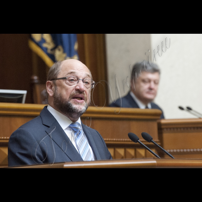 Президент Європейського Парламенту Мартін Шульц виступив у Верховній Раді України. На засіданні був присутній Президеднт України Петро Порошенко, Прем’єр-міністр України Арсеній Яценюк, члени Кабінету міністрів.
На виконання домовленостей, досягнутих 24 лютого ц.р. у Брюсселі під час попередньої зустрічі керівників двох парламентів, у рамках візиту М.Шульца підписано Меморандум про взаєморозуміння між Верховною Радою України та Європейським Парламентом про спільні рамки парламентської підтримки та підвищення інституційної спроможності.
