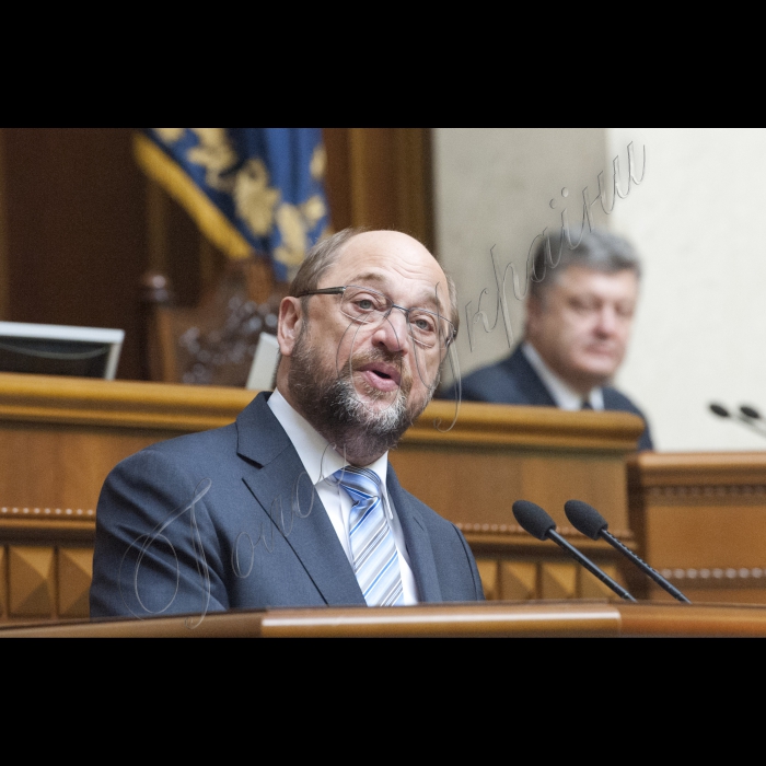 Президент Європейського Парламенту Мартін Шульц виступив у Верховній Раді України. На засіданні був присутній Президеднт України Петро Порошенко, Прем’єр-міністр України Арсеній Яценюк, члени Кабінету міністрів.
На виконання домовленостей, досягнутих 24 лютого ц.р. у Брюсселі під час попередньої зустрічі керівників двох парламентів, у рамках візиту М.Шульца підписано Меморандум про взаєморозуміння між Верховною Радою України та Європейським Парламентом про спільні рамки парламентської підтримки та підвищення інституційної спроможності.
