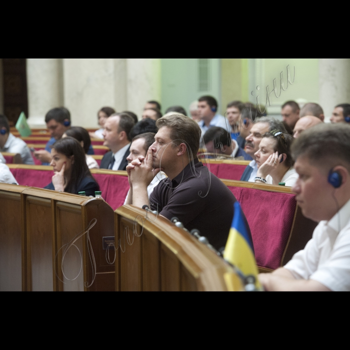 Президент Європейського Парламенту Мартін Шульц виступив у Верховній Раді України. На засіданні був присутній Президеднт України Петро Порошенко, Прем’єр-міністр України Арсеній Яценюк, члени Кабінету міністрів.
На виконання домовленостей, досягнутих 24 лютого ц.р. у Брюсселі під час попередньої зустрічі керівників двох парламентів, у рамках візиту М.Шульца підписано Меморандум про взаєморозуміння між Верховною Радою України та Європейським Парламентом про спільні рамки парламентської підтримки та підвищення інституційної спроможності.
