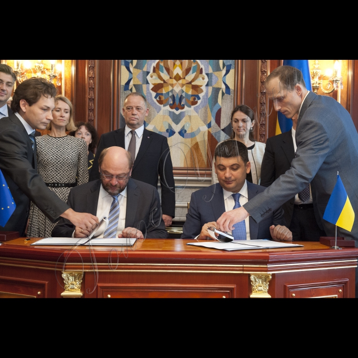 Президент Європейського Парламенту Мартін Шульц виступив у Верховній Раді України. На засіданні був присутній Президеднт України Петро Порошенко, Прем’єр-міністр України Арсеній Яценюк, члени Кабінету міністрів.
На виконання домовленостей, досягнутих 24 лютого ц.р. у Брюсселі під час попередньої зустрічі керівників двох парламентів, у рамках візиту М.Шульца підписано Меморандум про взаєморозуміння між Верховною Радою України та Європейським Парламентом про спільні рамки парламентської підтримки та підвищення інституційної спроможності.
