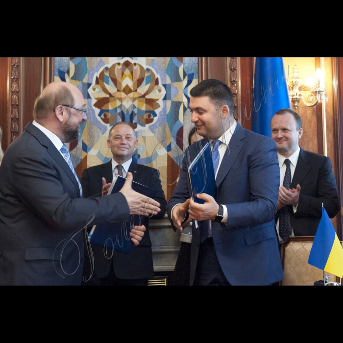 Президент Європейського Парламенту Мартін Шульц виступив у Верховній Раді України. На засіданні був присутній Президеднт України Петро Порошенко, Прем’єр-міністр України Арсеній Яценюк, члени Кабінету міністрів.
На виконання домовленостей, досягнутих 24 лютого ц.р. у Брюсселі під час попередньої зустрічі керівників двох парламентів, у рамках візиту М.Шульца підписано Меморандум про взаєморозуміння між Верховною Радою України та Європейським Парламентом про спільні рамки парламентської підтримки та підвищення інституційної спроможності.
