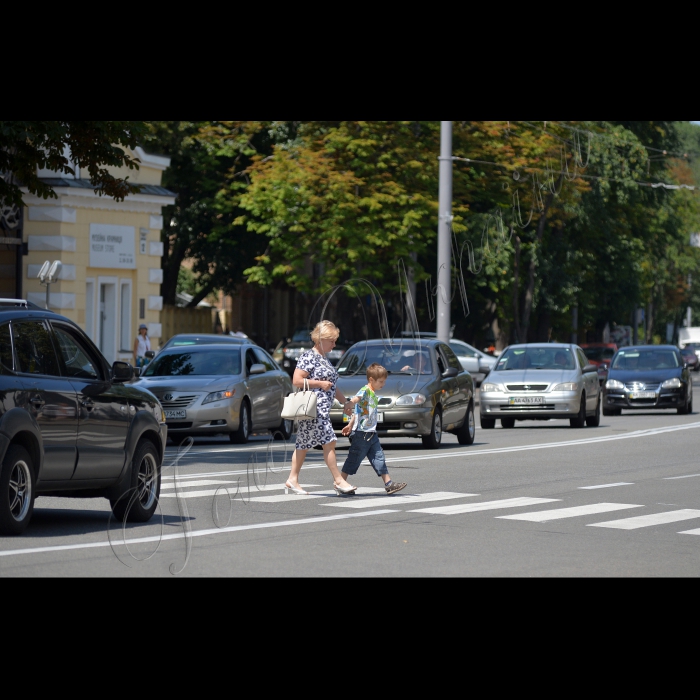 На «Співочому полі» у столиці відбулось відкриття ІІІ Національного флористичного фестивалю «МІСТО СОНЦЯ».
На фестивалі представлені Ленд-Арт скульптури створені  ландшафтними дизайнерами за допомогою матеріалів, які зустрічаються у природі. Об'єкти Ленд-Арт - це образи, незвичайні фігури, абстракції, створені виключно з природних матеріалів: очерету, сіна, соломи, кори, корчів, каміння, листя, ґрунту, стовбурів і гілок дерев, які були зламані вітром тощо. Ленд-Арт скульптури на Співочому полі, створені на основі вже існуючих квіткових композицій, стануть «другим життя» виставки «Україна Європейська», яка ще в травні була відкрита у Печерському ландшафтному парку.
