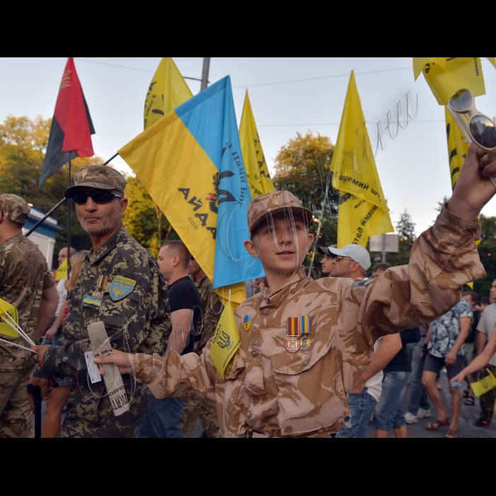 
03 липня 2015

Близько тисячі осіб, представників добровольчих батальйонів та праворадикально спрямованих громадян пройшли пішою ходою від Майдану Незалежності, алеею Героїв Небесної Сотні, вулицею Інститутською  де розташовані урядові установи, зокрема, Адміністрація президента, Національний банк, Верховна Рада, Кабінет міністрів.  вимагаючи від влади припинити цькування добровольчих підрозділів, які беруть участь в АТО.