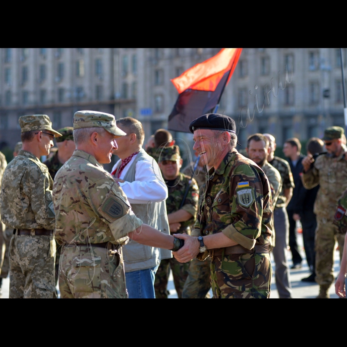 
03 липня 2015

Близько тисячі осіб, представників добровольчих батальйонів та праворадикально спрямованих громадян пройшли пішою ходою від Майдану Незалежності, алеею Героїв Небесної Сотні, вулицею Інститутською  де розташовані урядові установи, зокрема, Адміністрація президента, Національний банк, Верховна Рада, Кабінет міністрів.  вимагаючи від влади припинити цькування добровольчих підрозділів, які беруть участь в АТО.