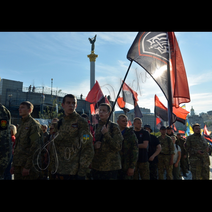 
03 липня 2015

Близько тисячі осіб, представників добровольчих батальйонів та праворадикально спрямованих громадян пройшли пішою ходою від Майдану Незалежності, алеею Героїв Небесної Сотні, вулицею Інститутською  де розташовані урядові установи, зокрема, Адміністрація президента, Національний банк, Верховна Рада, Кабінет міністрів.  вимагаючи від влади припинити цькування добровольчих підрозділів, які беруть участь в АТО.