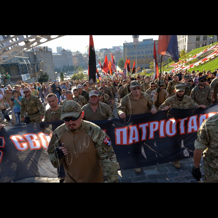 
03 липня 2015

Близько тисячі осіб, представників добровольчих батальйонів та праворадикально спрямованих громадян пройшли пішою ходою від Майдану Незалежності, алеею Героїв Небесної Сотні, вулицею Інститутською  де розташовані урядові установи, зокрема, Адміністрація президента, Національний банк, Верховна Рада, Кабінет міністрів.  вимагаючи від влади припинити цькування добровольчих підрозділів, які беруть участь в АТО.