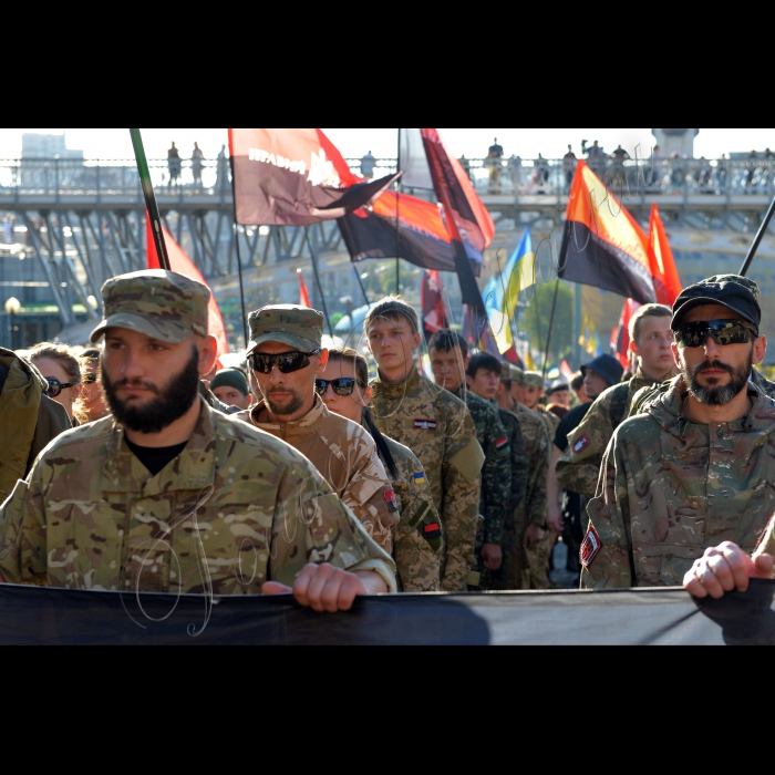 
03 липня 2015

Близько тисячі осіб, представників добровольчих батальйонів та праворадикально спрямованих громадян пройшли пішою ходою від Майдану Незалежності, алеею Героїв Небесної Сотні, вулицею Інститутською  де розташовані урядові установи, зокрема, Адміністрація президента, Національний банк, Верховна Рада, Кабінет міністрів.  вимагаючи від влади припинити цькування добровольчих підрозділів, які беруть участь в АТО.