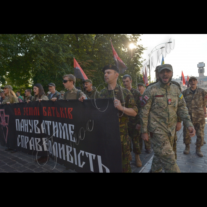 
03 липня 2015

Близько тисячі осіб, представників добровольчих батальйонів та праворадикально спрямованих громадян пройшли пішою ходою від Майдану Незалежності, алеею Героїв Небесної Сотні, вулицею Інститутською  де розташовані урядові установи, зокрема, Адміністрація президента, Національний банк, Верховна Рада, Кабінет міністрів.  вимагаючи від влади припинити цькування добровольчих підрозділів, які беруть участь в АТО.