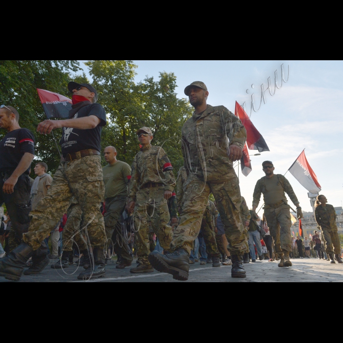 
03 липня 2015

Близько тисячі осіб, представників добровольчих батальйонів та праворадикально спрямованих громадян пройшли пішою ходою від Майдану Незалежності, алеею Героїв Небесної Сотні, вулицею Інститутською  де розташовані урядові установи, зокрема, Адміністрація президента, Національний банк, Верховна Рада, Кабінет міністрів.  вимагаючи від влади припинити цькування добровольчих підрозділів, які беруть участь в АТО.