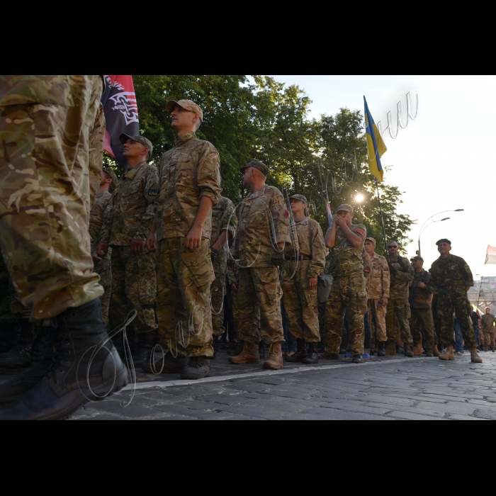 
03 липня 2015

Близько тисячі осіб, представників добровольчих батальйонів та праворадикально спрямованих громадян пройшли пішою ходою від Майдану Незалежності, алеею Героїв Небесної Сотні, вулицею Інститутською  де розташовані урядові установи, зокрема, Адміністрація президента, Національний банк, Верховна Рада, Кабінет міністрів.  вимагаючи від влади припинити цькування добровольчих підрозділів, які беруть участь в АТО.