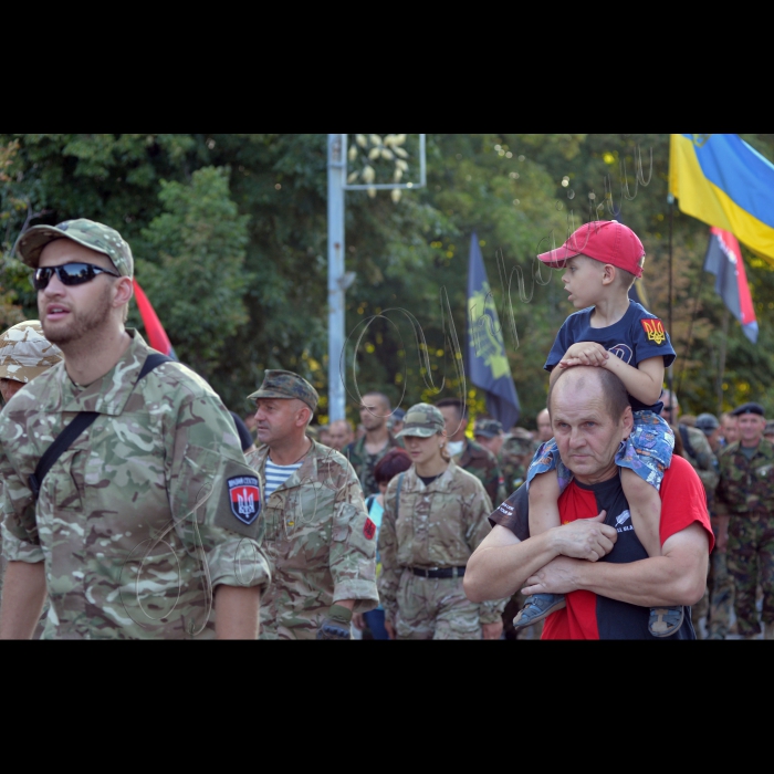 
03 липня 2015

Близько тисячі осіб, представників добровольчих батальйонів та праворадикально спрямованих громадян пройшли пішою ходою від Майдану Незалежності, алеею Героїв Небесної Сотні, вулицею Інститутською  де розташовані урядові установи, зокрема, Адміністрація президента, Національний банк, Верховна Рада, Кабінет міністрів.  вимагаючи від влади припинити цькування добровольчих підрозділів, які беруть участь в АТО.