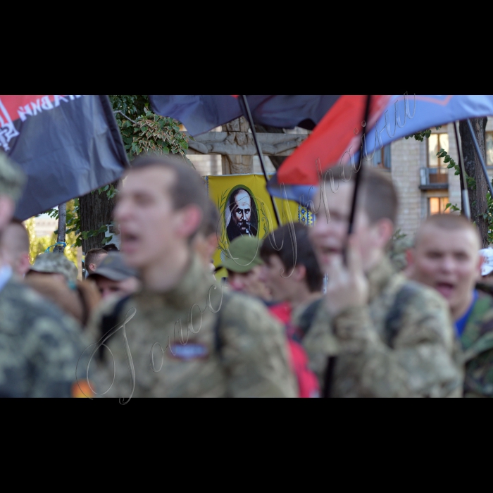 
03 липня 2015

Близько тисячі осіб, представників добровольчих батальйонів та праворадикально спрямованих громадян пройшли пішою ходою від Майдану Незалежності, алеею Героїв Небесної Сотні, вулицею Інститутською  де розташовані урядові установи, зокрема, Адміністрація президента, Національний банк, Верховна Рада, Кабінет міністрів.  вимагаючи від влади припинити цькування добровольчих підрозділів, які беруть участь в АТО.