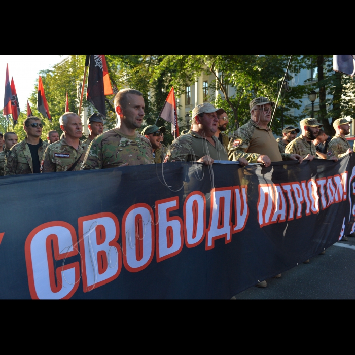 
03 липня 2015

Близько тисячі осіб, представників добровольчих батальйонів та праворадикально спрямованих громадян пройшли пішою ходою від Майдану Незалежності, алеею Героїв Небесної Сотні, вулицею Інститутською  де розташовані урядові установи, зокрема, Адміністрація президента, Національний банк, Верховна Рада, Кабінет міністрів.  вимагаючи від влади припинити цькування добровольчих підрозділів, які беруть участь в АТО.