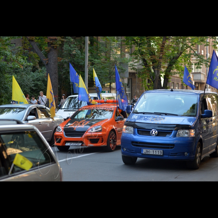 
03 липня 2015

Близько тисячі осіб, представників добровольчих батальйонів та праворадикально спрямованих громадян пройшли пішою ходою від Майдану Незалежності, алеею Героїв Небесної Сотні, вулицею Інститутською  де розташовані урядові установи, зокрема, Адміністрація президента, Національний банк, Верховна Рада, Кабінет міністрів.  вимагаючи від влади припинити цькування добровольчих підрозділів, які беруть участь в АТО.