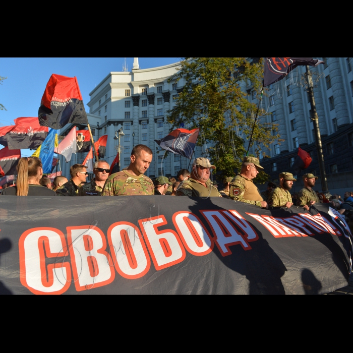 
03 липня 2015

Близько тисячі осіб, представників добровольчих батальйонів та праворадикально спрямованих громадян пройшли пішою ходою від Майдану Незалежності, алеею Героїв Небесної Сотні, вулицею Інститутською  де розташовані урядові установи, зокрема, Адміністрація президента, Національний банк, Верховна Рада, Кабінет міністрів.  вимагаючи від влади припинити цькування добровольчих підрозділів, які беруть участь в АТО.