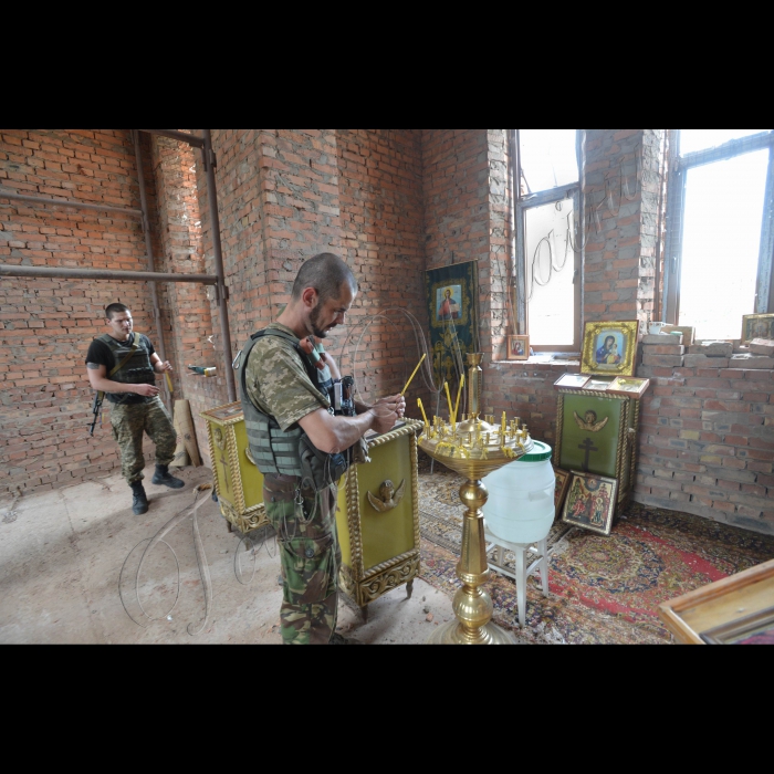 6 липня 2015. Зона АТО. Донецька область, селище Піски. Клуб розбитий вщент. Церква теж пошкоджена так, що будувати її потрібно заново. Біля одного будинку на вулиці стоїть буржуйка. Жінка середніх років готує вареники. Ще один чоловік сидить поруч і постійно курить. Показує курей, яких тримає у темному підвалі будинку у металевій клітці. Кури живуть у темниці. Так люди зберігають їм життя. Олена розповідає, що у їх кварталі зараз живе чотири людини. А взагалі у Пісках, за її підрахунками – 20 чоловік і багато собак. А у мирний час населення селища складало до 5 тисяч.
Солдати 93-ї бригади Олег та Циган