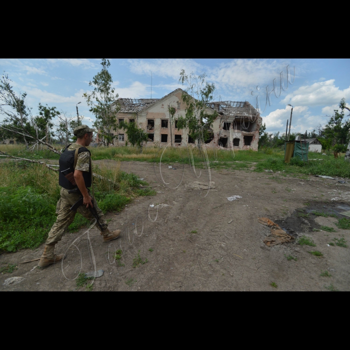 6 липня 2015. Зона АТО. Донецька область, селище Піски. Клуб розбитий вщент. Церква теж пошкоджена так, що будувати її потрібно заново. Біля одного будинку на вулиці стоїть буржуйка. Жінка середніх років готує вареники. Ще один чоловік сидить поруч і постійно курить. Показує курей, яких тримає у темному підвалі будинку у металевій клітці. Кури живуть у темниці. Так люди зберігають їм життя. Олена розповідає, що у їх кварталі зараз живе чотири людини. А взагалі у Пісках, за її підрахунками – 20 чоловік і багато собак. А у мирний час населення селища складало до 5 тисяч.
Будинок культури у Пісках