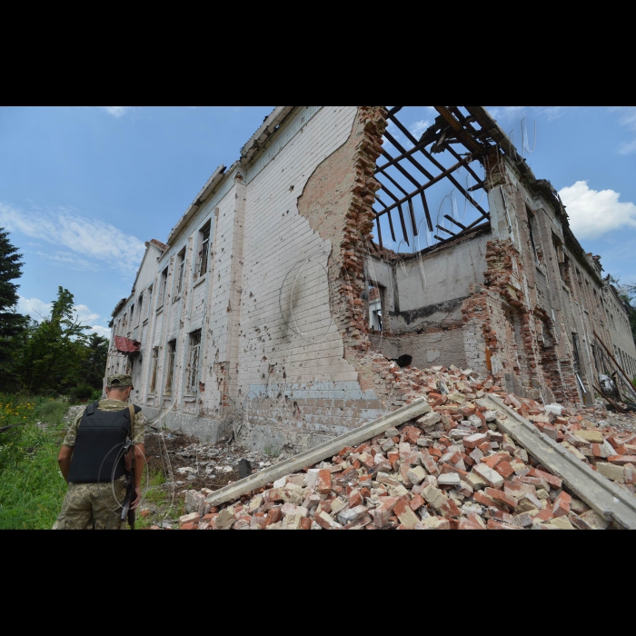 6 липня 2015. Зона АТО. Донецька область, селище Піски. Клуб розбитий вщент. Церква теж пошкоджена так, що будувати її потрібно заново. Біля одного будинку на вулиці стоїть буржуйка. Жінка середніх років готує вареники. Ще один чоловік сидить поруч і постійно курить. Показує курей, яких тримає у темному підвалі будинку у металевій клітці. Кури живуть у темниці. Так люди зберігають їм життя. Олена розповідає, що у їх кварталі зараз живе чотири людини. А взагалі у Пісках, за її підрахунками – 20 чоловік і багато собак. А у мирний час населення селища складало до 5 тисяч.
Будинок культури у Пісках