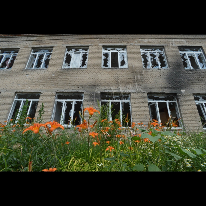 6 липня 2015. Зона АТО. Донецька область, селище Піски. Клуб розбитий вщент. Церква теж пошкоджена так, що будувати її потрібно заново. Біля одного будинку на вулиці стоїть буржуйка. Жінка середніх років готує вареники. Ще один чоловік сидить поруч і постійно курить. Показує курей, яких тримає у темному підвалі будинку у металевій клітці. Кури живуть у темниці. Так люди зберігають їм життя. Олена розповідає, що у їх кварталі зараз живе чотири людини. А взагалі у Пісках, за її підрахунками – 20 чоловік і багато собак. А у мирний час населення селища складало до 5 тисяч.