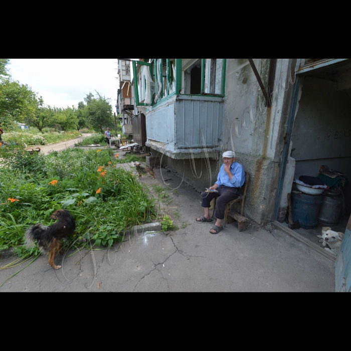 6 липня 2015. Зона АТО. Донецька область, селище Піски. Клуб розбитий вщент. Церква теж пошкоджена так, що будувати її потрібно заново. Біля одного будинку на вулиці стоїть буржуйка. Жінка середніх років готує вареники. Ще один чоловік сидить поруч і постійно курить. Показує курей, яких тримає у темному підвалі будинку у металевій клітці. Кури живуть у темниці. Так люди зберігають їм життя. Олена розповідає, що у їх кварталі зараз живе чотири людини. А взагалі у Пісках, за її підрахунками – 20 чоловік і багато собак. А у мирний час населення селища складало до 5 тисяч.