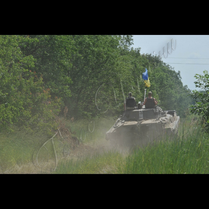 6 липня 2015. Зона АТО. Донецька область, селище Піски. Клуб розбитий вщент. Церква теж пошкоджена так, що будувати її потрібно заново. Біля одного будинку на вулиці стоїть буржуйка. Жінка середніх років готує вареники. Ще один чоловік сидить поруч і постійно курить. Показує курей, яких тримає у темному підвалі будинку у металевій клітці. Кури живуть у темниці. Так люди зберігають їм життя. Олена розповідає, що у їх кварталі зараз живе чотири людини. А взагалі у Пісках, за її підрахунками – 20 чоловік і багато собак. А у мирний час населення селища складало до 5 тисяч.
Дорога на Піски