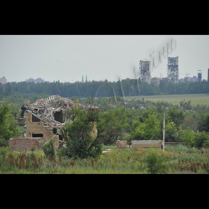 6 липня 2015. Зона АТО. Донецька область, селище Піски. Клуб розбитий вщент. Церква теж пошкоджена так, що будувати її потрібно заново. Біля одного будинку на вулиці стоїть буржуйка. Жінка середніх років готує вареники. Ще один чоловік сидить поруч і постійно курить. Показує курей, яких тримає у темному підвалі будинку у металевій клітці. Кури живуть у темниці. Так люди зберігають їм життя. Олена розповідає, що у їх кварталі зараз живе чотири людини. А взагалі у Пісках, за її підрахунками – 20 чоловік і багато собак. А у мирний час населення селища складало до 5 тисяч.

Там – Донецьк