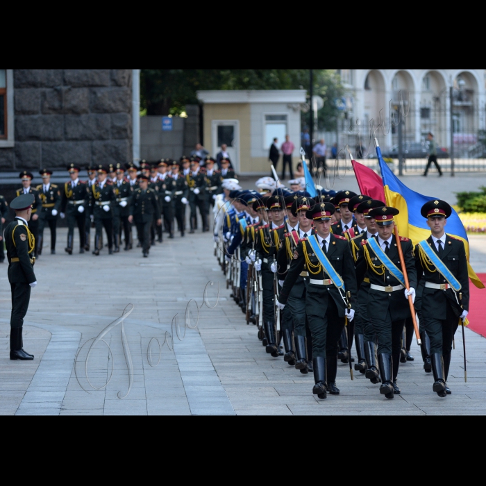 7 липня 2015. Президент Петро Порошенко проводить зустріч із Президентом Республіки Болгарія Росеном Плевнелієвим, який перебуває з офіційним візитом в Україні. 
Глава держави привітав болгарського колегу, подякувавши за надійну та постійну підтримку Болгарією України, яка захищає свою незалежність та суверенітет. «Дякую за підтримку позиції України щодо продовження санкцій, забезпечення енергетичної незалежності України і щодо двосторонньої співпраці в економічній та військо-технічній сфері», - сказав Петро Порошенко. 
