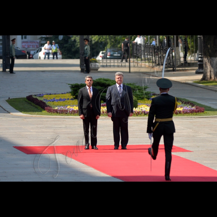 7 липня 2015. Президент Петро Порошенко проводить зустріч із Президентом Республіки Болгарія Росеном Плевнелієвим, який перебуває з офіційним візитом в Україні. 
Глава держави привітав болгарського колегу, подякувавши за надійну та постійну підтримку Болгарією України, яка захищає свою незалежність та суверенітет. «Дякую за підтримку позиції України щодо продовження санкцій, забезпечення енергетичної незалежності України і щодо двосторонньої співпраці в економічній та військо-технічній сфері», - сказав Петро Порошенко. 
