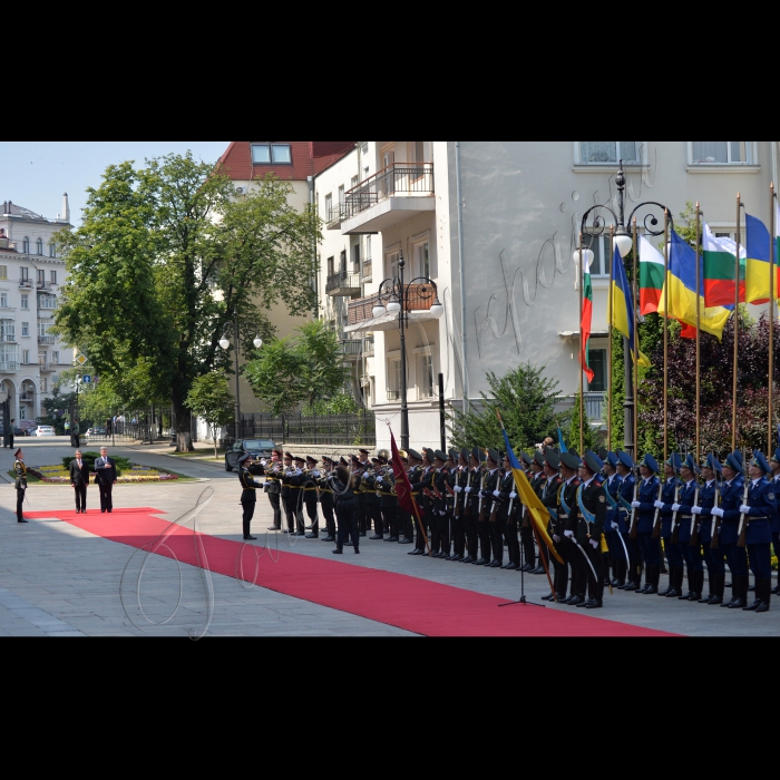 7 липня 2015. Президент Петро Порошенко проводить зустріч із Президентом Республіки Болгарія Росеном Плевнелієвим, який перебуває з офіційним візитом в Україні. 
Глава держави привітав болгарського колегу, подякувавши за надійну та постійну підтримку Болгарією України, яка захищає свою незалежність та суверенітет. «Дякую за підтримку позиції України щодо продовження санкцій, забезпечення енергетичної незалежності України і щодо двосторонньої співпраці в економічній та військо-технічній сфері», - сказав Петро Порошенко. 
