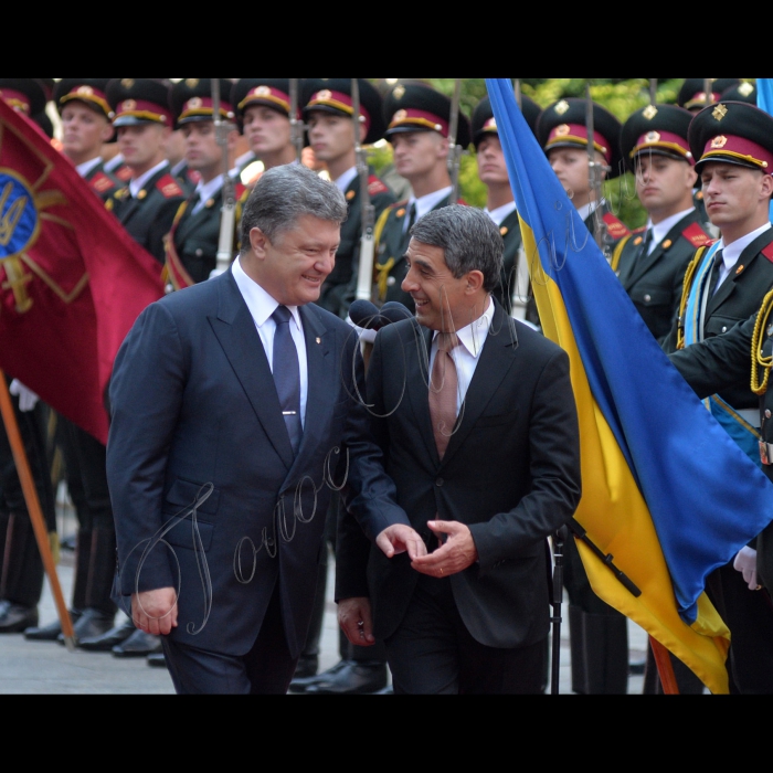 7 липня 2015. Президент Петро Порошенко проводить зустріч із Президентом Республіки Болгарія Росеном Плевнелієвим, який перебуває з офіційним візитом в Україні. 
Глава держави привітав болгарського колегу, подякувавши за надійну та постійну підтримку Болгарією України, яка захищає свою незалежність та суверенітет. «Дякую за підтримку позиції України щодо продовження санкцій, забезпечення енергетичної незалежності України і щодо двосторонньої співпраці в економічній та військо-технічній сфері», - сказав Петро Порошенко. 
