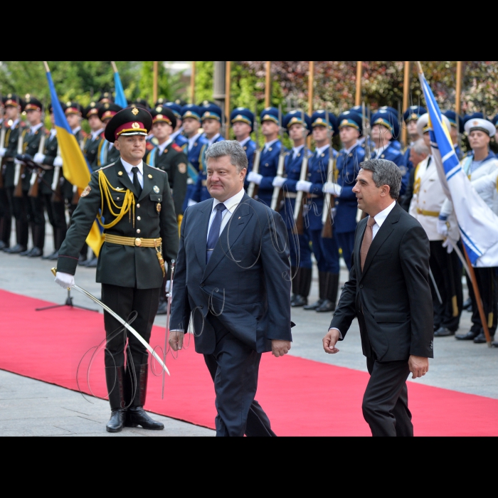 7 липня 2015. Президент Петро Порошенко проводить зустріч із Президентом Республіки Болгарія Росеном Плевнелієвим, який перебуває з офіційним візитом в Україні. 
Глава держави привітав болгарського колегу, подякувавши за надійну та постійну підтримку Болгарією України, яка захищає свою незалежність та суверенітет. «Дякую за підтримку позиції України щодо продовження санкцій, забезпечення енергетичної незалежності України і щодо двосторонньої співпраці в економічній та військо-технічній сфері», - сказав Петро Порошенко. 
