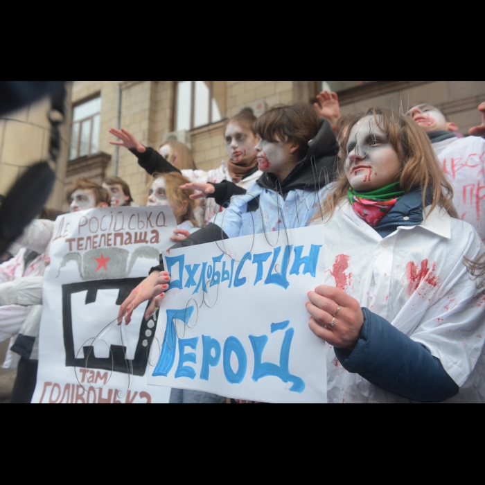 3 грудня 2014. Біля Національної ради з питань телебачення і радіомовлення активісти Громадянського руху «Відсіч» та волонтери провели акцію  «Атака телезомбі, або Вони дивились російські серіали» з вимогою вжити рішучих заходів щодо телеканалів, котрі найбільше демонструють російську телепродукцію.