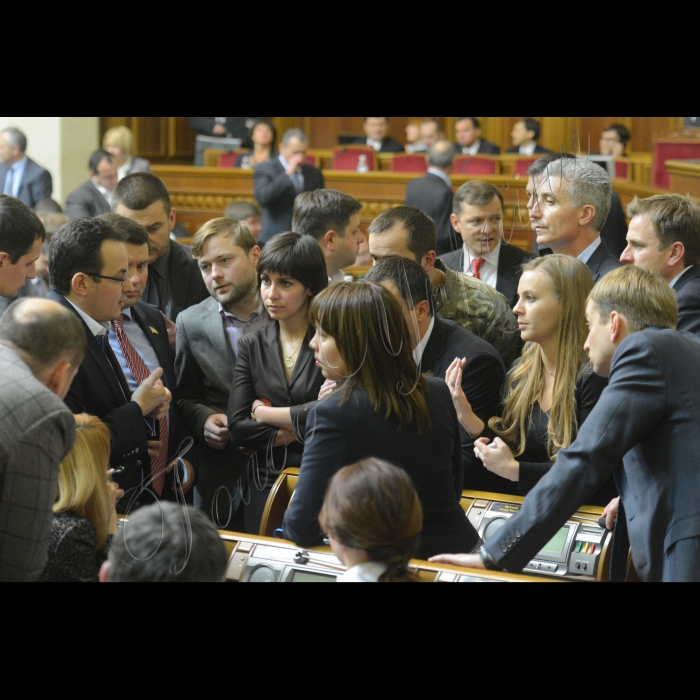 Пленарне засідання (сесія) Парламенту, Верховної Ради України, вечірнє засідання. 288 голосами в цілому прийнято проект постанови про формування складу Кабінету Міністрів України. Також 347 голосами прийнято проект постанови про призначення Степана Полторака на посаду Міністра оборони. Всі новопризначені члени уряду підписали текст присяги. 