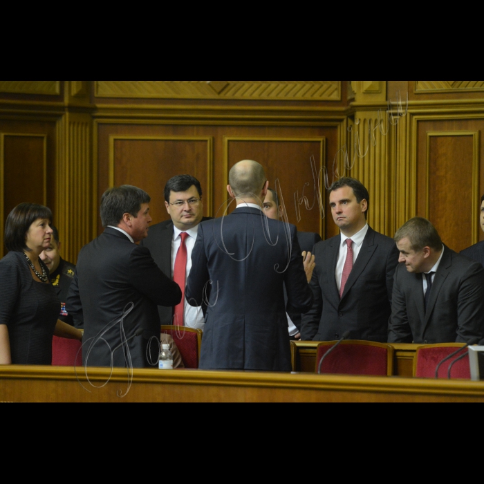 Пленарне засідання (сесія) Парламенту, Верховної Ради України, вечірнє засідання. 288 голосами в цілому прийнято проект постанови про формування складу Кабінету Міністрів України. Також 347 голосами прийнято проект постанови про призначення Степана Полторака на посаду Міністра оборони. Всі новопризначені члени уряду підписали текст присяги. 
Зубко, Квіташвілі, Яценюк, Абромавичус, Демчишин 