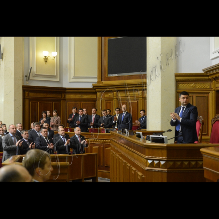 Пленарне засідання (сесія) Парламенту, Верховної Ради України, вечірнє засідання. 288 голосами в цілому прийнято проект постанови про формування складу Кабінету Міністрів України. Також 347 голосами прийнято проект постанови про призначення Степана Полторака на посаду Міністра оборони. Всі новопризначені члени уряду підписали текст присяги. 
Яценюк, Гройсман