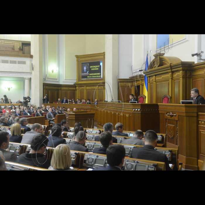 Пленарне засідання (сесія) Парламенту, Верховної Ради України, вечірнє засідання. 288 голосами в цілому прийнято проект постанови про формування складу Кабінету Міністрів України. Також 347 голосами прийнято проект постанови про призначення Степана Полторака на посаду Міністра оборони. Всі новопризначені члени уряду підписали текст присяги. Гройсман, Порошенко