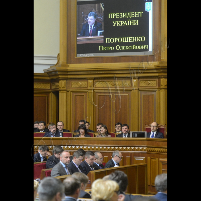 Пленарне засідання (сесія) Парламенту, Верховної Ради України, вечірнє засідання. 288 голосами в цілому прийнято проект постанови про формування складу Кабінету Міністрів України. Також 347 голосами прийнято проект постанови про призначення Степана Полторака на посаду Міністра оборони. Всі новопризначені члени уряду підписали текст присяги. 
Яресько, Зубко, Яценюк 