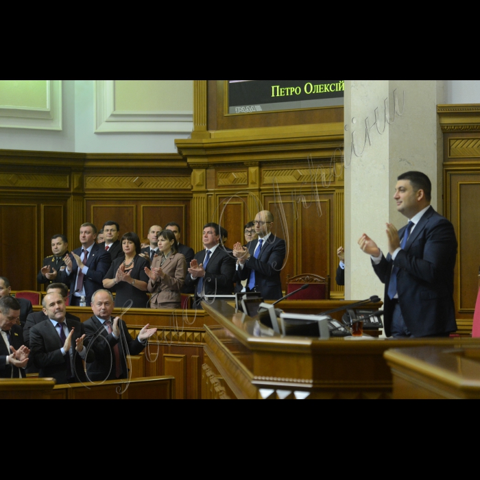 Пленарне засідання (сесія) Парламенту, Верховної Ради України, вечірнє засідання. 288 голосами в цілому прийнято проект постанови про формування складу Кабінету Міністрів України. Також 347 голосами прийнято проект постанови про призначення Степана Полторака на посаду Міністра оборони. Всі новопризначені члени уряду підписали текст присяги. 
Полторак, Петренко , Яресько, Зубко, Яценюк , Гройсман